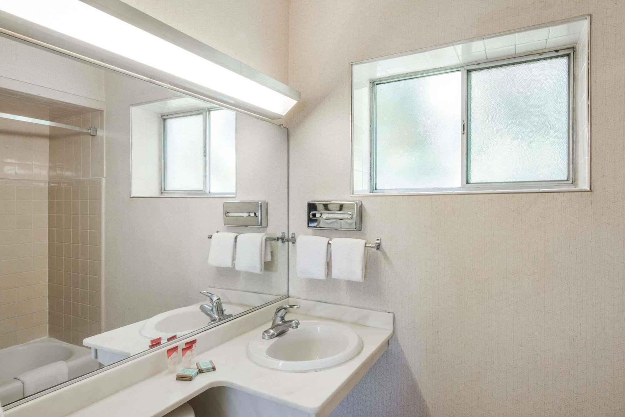 Budget Inn/ Нейтик Екстериор снимка