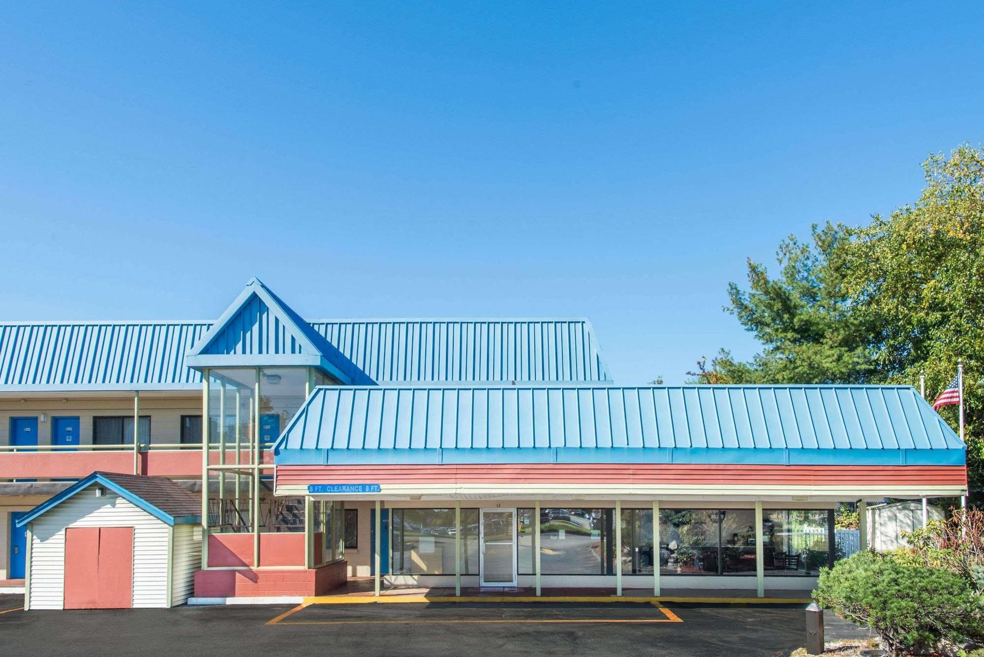 Budget Inn/ Нейтик Екстериор снимка